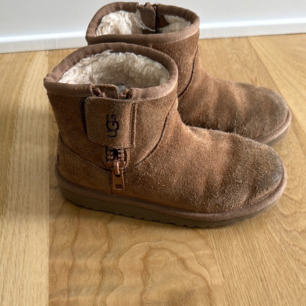 Girls size 1 Uggs